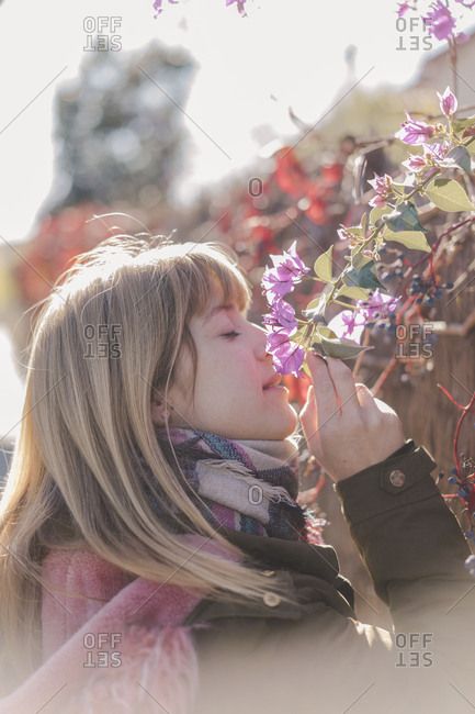 Woman smelling flowers outdoors Woman Smelling Flowers, Flowers Reference, Smelling Flowers, Bunch Of Flowers, Branding Photos, Side View, Photography Inspiration, Photo Shoot, Pretty People