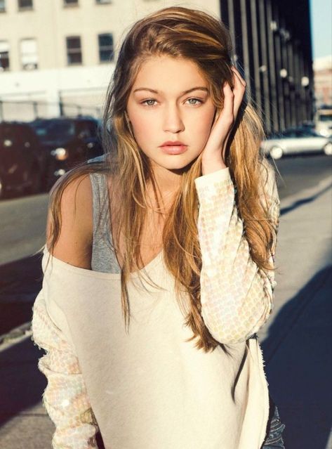 Yolanda Hadid Young, Young Gigi Hadid, Gigi Hadid Photoshoot, Gigi Hadid Modeling, Gigi Hadid Pictures, Hadid Family, Fashion Gigi Hadid, Gigi Hadid And Zayn, Gigi Hadid Outfits