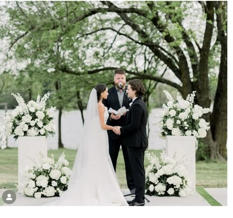 Altar Flowers Wedding, Wedding Columns, Alter Flowers, Wedding Pillars, Dyi Wedding, White Wedding Arch, Flower Backdrop Wedding, Wedding Alters, Wedding Isles