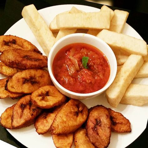 FRIED YAM PLANTAIN AND PEPPER SAUCE.. by 9jasoulfood Fried Yam, Fried Plantain, Nigeria Food, Ecuadorian Food, Ghanaian Food, Red Oil, West African Food, Nigerian Recipes, Africa Food