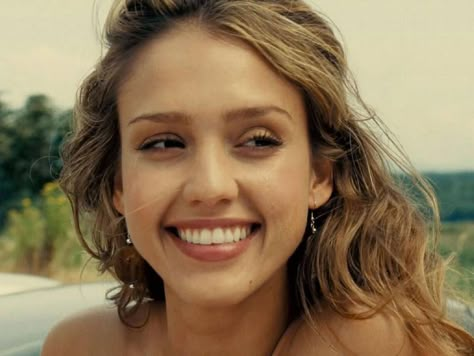 Jessica Alba Early 2000s, Jessica Alba Smile, Jessica Alba 2000s, Young Jessica Alba, 2000s Hair, Jessica Alba, Iconic Women, Girl Crushes, Actor Model