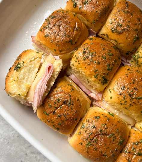 Ham and Swiss Sliders - Sammy Montgoms Banana Bread With Maple Syrup, Sammy Montgoms, Best Apple Cake Recipe, Hawaiian Dinner Rolls, Hawaiian Dinner, Ham And Swiss Sliders, Maple Syrup Glaze, Ham Sliders, Potato Salad Dressing