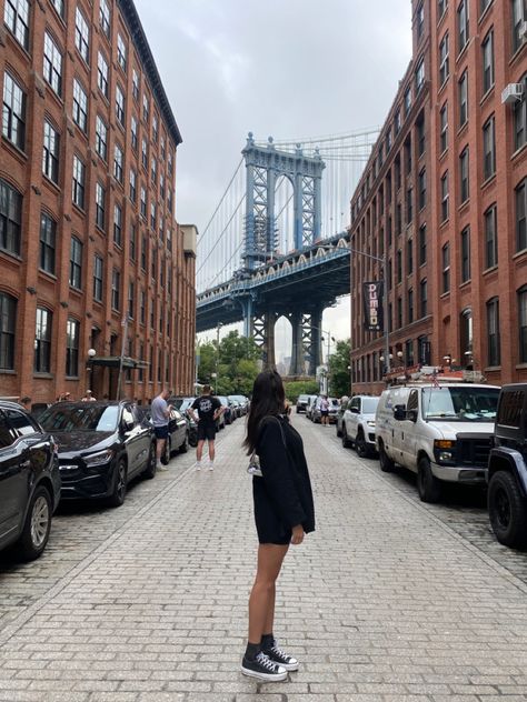 Brooklyn Picture Ideas, Travel Inspo Pictures, Ny Photo Ideas, Aesthetic Nyc Pics, Brooklyn Pictures, New York Poses Photo Ideas, New York Poses, Brooklyn Bridge Aesthetic, Brooklyn Bridge Picture Ideas