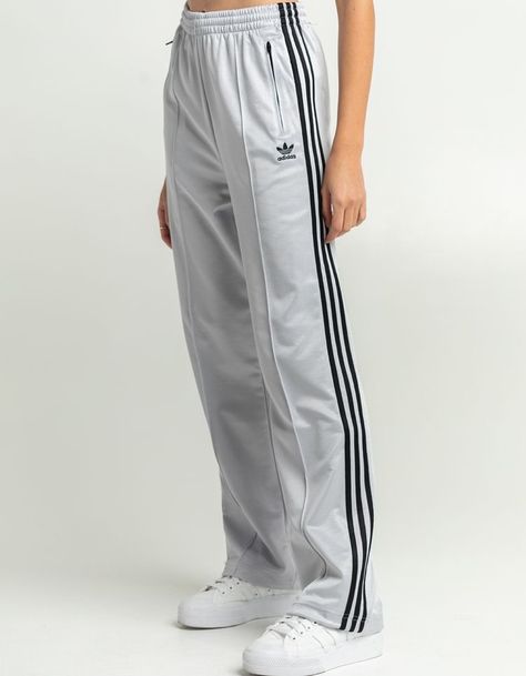 Adidas Originals Outfit, Womens Track Pants, Adidas Pants Outfit, Pants Adidas, Track Pants Women, Dress Indian Style, Causual Outfits, Adidas Pants, Kpop Fashion Outfits