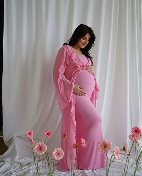 Maternity Picture Outfits, Baby Bump Photoshoot, Maternity Studio Photoshoot, Mother Baby Photography, Pregnancy Announcement Photoshoot, Cute Maternity Dresses, Announcement Pictures, Maternity Photo Outfits, Maternity Photography Poses Pregnancy Pics