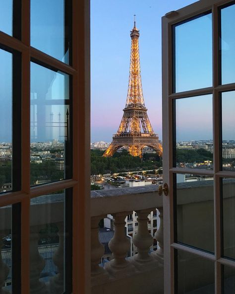 París... Windows View, An Open Window, Paris Dream, Paris Tour Eiffel, Paris Wallpaper, Parisian Life, Paris Tours, Paris Aesthetic, Summer Destinations