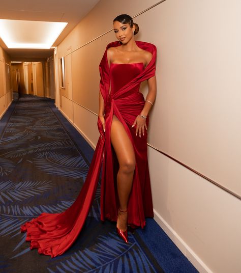 Lede Europe | For Cannes Film Festival 2024, Flora Coquerel (@floracoquerel) looks stunning in full Akillis (@akillisparis) high jewelry set. Styled by… | Instagram Red Couture Dress, Weeding Guest Outfit, Red Dress Ideas, Gown Hairstyle, Iconic Red Carpet Looks, Hairstyles For Gowns, Goddess Fashion, Glamorous Evening Dresses, Festival 2024