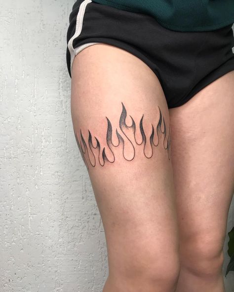 #flame #tattoo #tattooideas #tattoosforwomen #legsleevetattoo Thigh Wing Tattoo, Flames Above Knee Tattoo, Leg Flame Tattoo, Flame Knee Tattoo, Flame Leg Tattoo, Around The Leg Tattoo Wraps, Flame Band Tattoo, Fire Leg Tattoo, Leg Tattoos For Women Thigh Tat