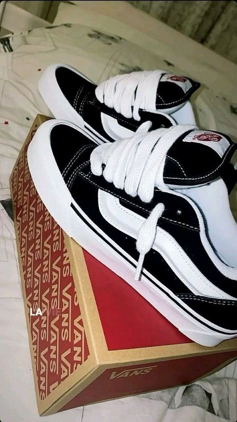 Estilo Vans, Pretty Sneakers, Trendy Shoes Sneakers, Pretty Shoes Sneakers, Jordan Shoes Retro, All Nike Shoes, Shoes Outfit Fashion, Shoe Wishlist, Cute Nike Shoes