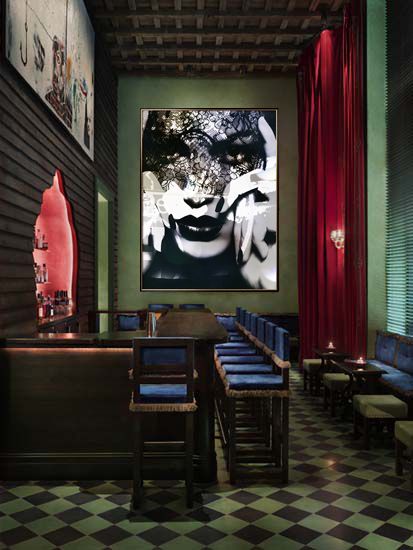 bar decor with cool art Gramercy Park Hotel, Art Fil, Rose Bar, Gramercy Park, Nyc Hotels, Romantic Hotel, Hotel Interior Design, Bar Interior, Hotel Interiors