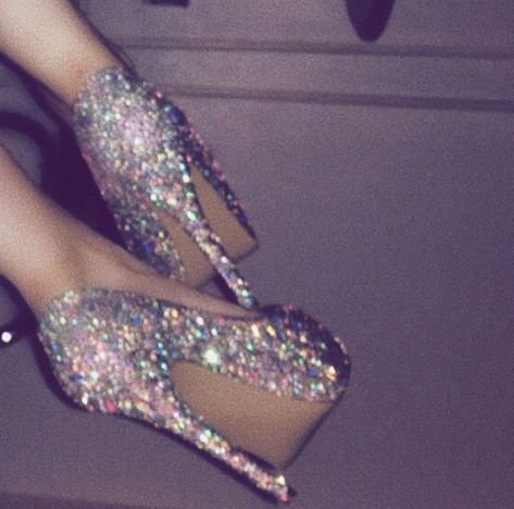 Sparkly Heels Aesthetic, Arte Glitter, Glitter Photography, Filmy Vintage, Mode Rose, Boujee Aesthetic, Heels Aesthetic, Badass Aesthetic, Sparkly Heels