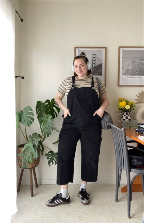 Samba Outfit Plus Size, 2023 Thrift Fashion, Adidas Samba Outfit Plus Size, Plus Size Overalls Outfit, Black Adidas Samba Outfit, Tomboy Summer Outfits, Black Overalls Outfit, Sambas Outfits, Samba Style