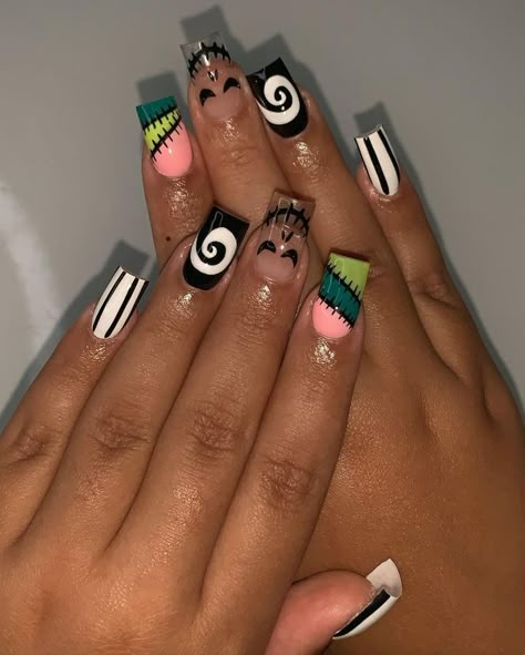 Shorties Acrylic Nails Halloween, Short Acrylic Nails Designs Halloween, Halloween Shorties Nails, Short Acrylic Halloween Nails, Halloween Nail Inspo Short, Halloween Shorties, Halloween Short Nail Designs, Cute Halloween Nails Short, Short Halloween Nail Designs