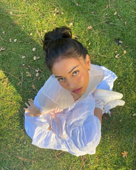 Grass Photoshoot Ideas Aesthetic, Park Pictures Ideas, Flower Field Poses, Garden Poses Instagram, Grass Photoshoot Ideas, Garden Pictures Poses, Pictures At The Park, Neighborhood Photography, Grass Photoshoot