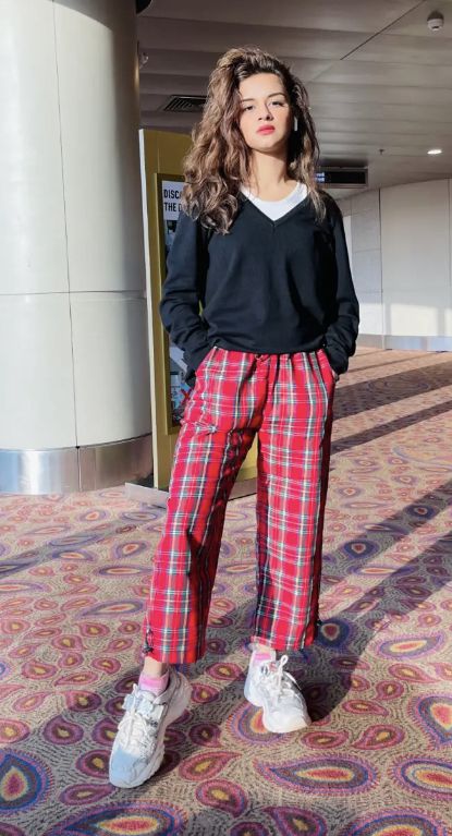 Avneet Kaur Outfits Casual, Avneet Kaur Outfits, Check Pants, Avneet Kaur, Shivangi Joshi, Child Actors, When You Love, Outfits Casual, Photo Poses