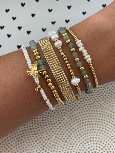 Preppy Jewelry, Funny Twitter, Beads Bracelet Design, Jewelry Accessories Ideas, Classy Jewelry, Jewelry Essentials, Jewelry Lookbook, Bracelets Handmade Beaded, Girly Jewelry