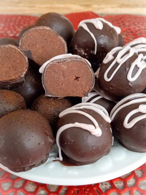 Copycat Lindt Truffles Recipe (Amish Recipe) - Amish Heritage Lindt Recipes, Lindt Chocolate Truffles, Mocha Truffles, Amish Kitchen, Honey Dukes, Sand Tarts, Amish Sugar Cookies, Chocolate Truffles Recipe, Lindt Truffles