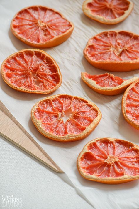 DIY Gilded Dried Grapefruit Slices - Casa Watkins Living Preserving Grapefruit, How To Dry Grapefruit Slices, Grapefruit Garland, Dehydrated Citrus Slices, Dried Grapefruit Slices, Pomelo Recipe, Sliced Grapefruit, Easy Diy Fall Decor, Fruity Design