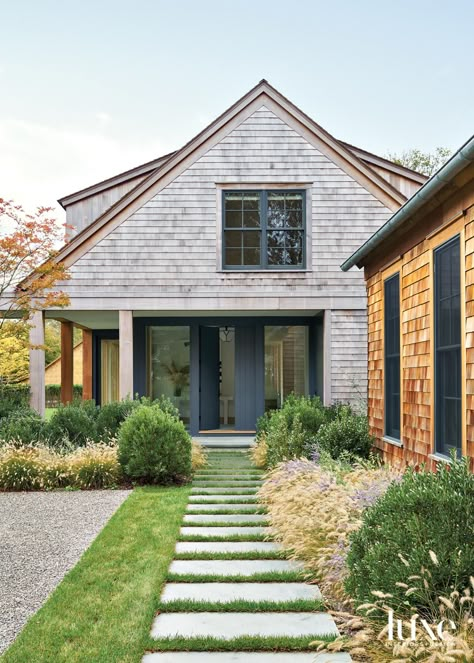 Shake Cottage Exterior, Vermont House Exterior, Stucco Houses, California Modern Interior, Beach House Getaway, Interior Design New York, Yard Inspiration, Built In Banquette, England Homes