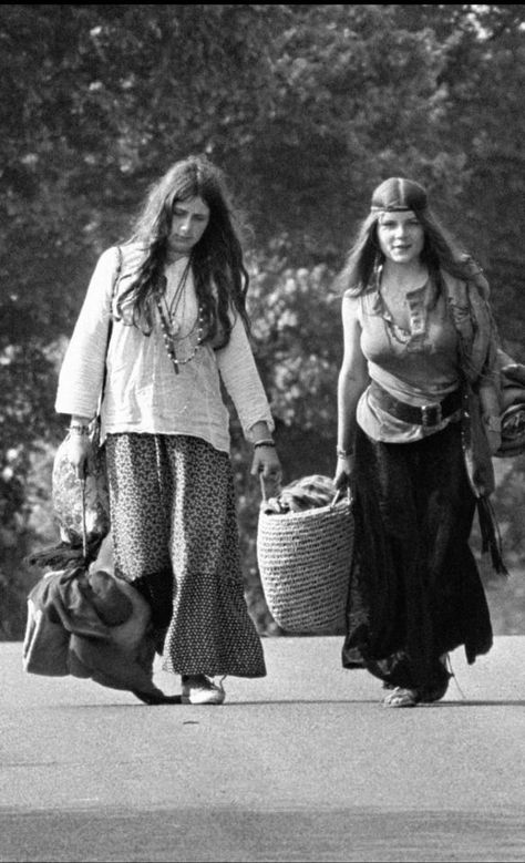 Woodstock Fashion 1969, 1969 Woodstock Fashion, Hippy Festival Aesthetic, Woodstock 1969 Outfits, Woodstock Outfit 1969, Real Hippies 70s, Woodstock Aesthetic Outfit, Woodstock 1969 Fashion, 60s Hippie Outfits