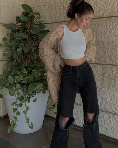 Ootd Mom Jeans, Black Mom Jeans Outfit, Aesthetic Grocery, Classy Trendy Outfits, December Outfits, Mom Jeans Outfit, Casual College Outfits, Easy Trendy Outfits, Causual Outfits