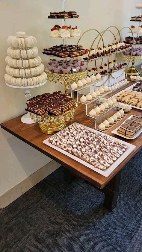 Sweets For Wedding Desserts, Wedding Catering Set Up, Dessert Set Up, Buffet Ideas Decor, Cake With Cupcakes Display, Wedding Sweets Table Ideas, Dessert Table Set Up, Dessert Party Table, Dessert Buffet Ideas