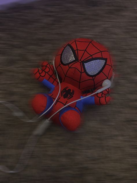 Spiderman Plush Wallpaper, Spiderman Circle Pfp, Spiderman Plushie Pfp, Spider Man With Headphones, Spider Man Images, Spiderman Pfp Y2k, Pdp Y2k, Spidergirl Aesthetic, Cute Spiderman