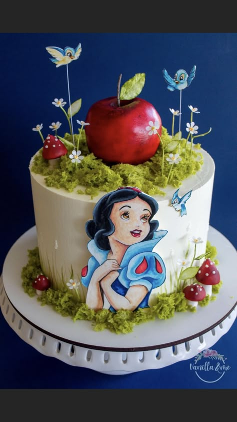 Snow White Cakes Birthday, Snow White Desserts Ideas, Simple Snow White Cake, Snow White And The Seven Dwarfs Cake, Snow White Treats, Snow White Birthday Party Cake, Snowwhite Birthday Cake, Snow White Cake Ideas, Snowwhite Birthday Party