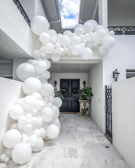 White Balloons Wedding, 60th Birthday Party Decorations, Land Design, Decoration Birthday Party, Balloons Wedding, Party Entrance, Wedding Balloon Decorations, Pastel Balloons, Celestial Wedding