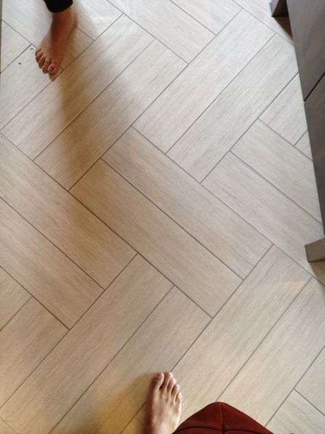 Recommended floor pattern for bathroom...excellent example of inexpensive materials made to looks expensive! Plank Tiles Floor, Plank Tile Patterns, Hallway Flooring Ideas Herringbone, Basket Weave Flooring, 2×4 Tiles Flooring, Tile Laying Patterns Floor, Kitchen Floor Pattern, Tile Floor Layout, Double Herringbone Floor