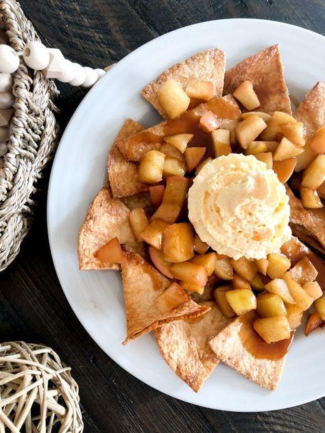 Apple Pie Nachos - sweet cinnamon chips topped with caramel sauce, cooked apples, and whipped topping Apple Pie Nachos, Fall Dessert Recipes Cake, Fall Dessert Recipes Pumpkin, Recipe Diaries, Cabbage Soup Diet Recipe, Flavored Ice, Easy Autumn Recipes, Cabbage Soup Diet, Cinnamon Chips