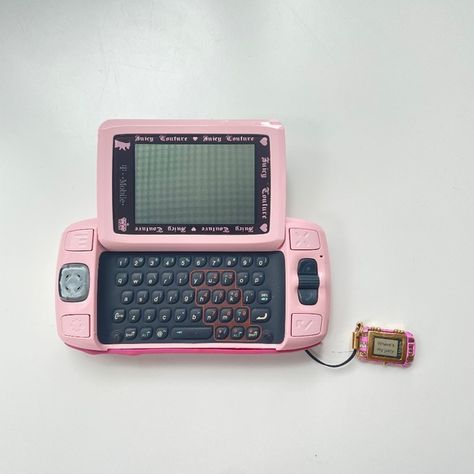 Juicy Couture Sidekick II phone 00s Technology Aesthetic, Sidekick Phone Aesthetic, T Mobile Sidekick, Sidekick Aesthetic, Pink Mecha, Sidekick Phone, 2000s Tech, Real Y2k, Cute Tech