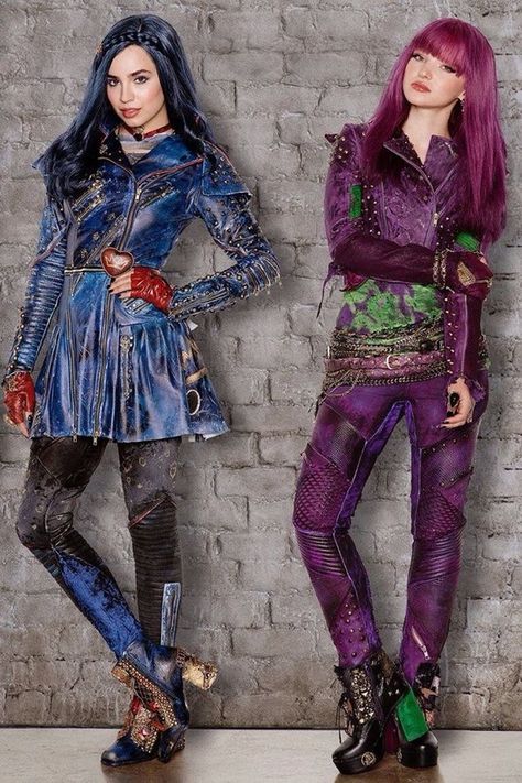 Mal and Evie from descendants Descendants Dress, Mal From Descendants, The Isle Of The Lost, Dove Cameron Descendants, Descendants Pictures, Descendants Wicked World, Evie Descendants, Mal Descendants, Descendants Costumes