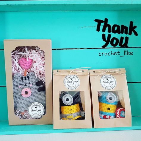 Crochet Gift Packaging, Crochet Package Ideas, Packaging Crochet Products, Amigurumi Packaging Ideas, Doll Packaging Ideas, Yarn Crafts To Sell, Amigurumi Business, Crochet Packaging Ideas, Crochet Packaging