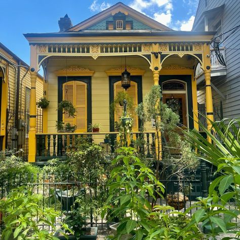 New Orleans Aesthetic Interior, New Orleans Houses, New Orleans Aesthetic, Houses Aesthetic, New Orleans House, Aesthetic Interior, House Aesthetic, New Orleans Homes, Whimsical Home