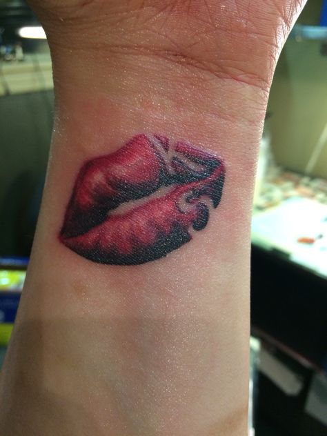 Lips with my sisters initials. Lip Tattoo Ideas Kisses Design, Lipstick Print Tattoo, Kissy Lips Tattoo, Lip Tattoos For Women, Kissing Lips Tattoo, Lips Tattoo On Neck, Lips Tattoo Ideas Kisses, Lips Tattoo Design, Bf Name Tattoo