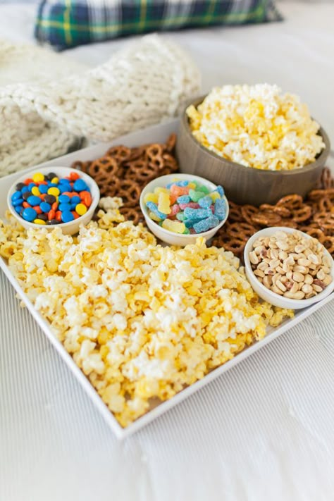 Popcorn Bar At Home, Charcuterie Board Popcorn, Popcorn Bar Movie Night, Popcorn Charcuterie Board Ideas, Popcorn Board, Popcorn Charcuterie Board, Popcorn Bar Ideas, Sleepover Party Foods, Popcorn Bar Sleepover