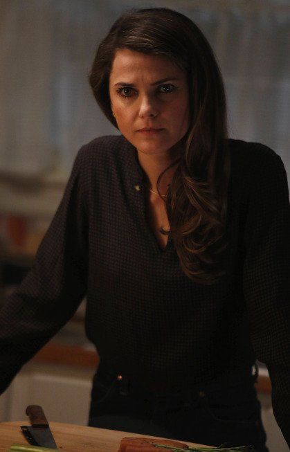 Still of Keri Russell in The Americans (2013) Kerri Russell The Americans, Kerri Russell The Diplomat, Keri Russell The Americans, Kerri Russell, Elizabeth Jennings, Cop Outfit, Theatrical Romantic, Keri Russell, Pirate Fashion