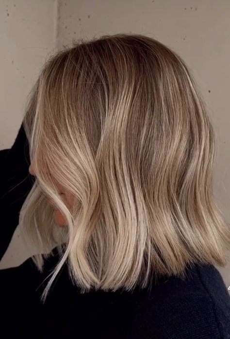 Short Hair With Foils, Darker Blonde Short Hair, Dark Blonde Highlights Short Hair, Soft Natural Highlights, Soft Effortless Blonde, Balayage Brunette To Blonde Short, Short Brown With Blonde Highlights, Short Brownish Blonde Hair, Natural Blond Balayage