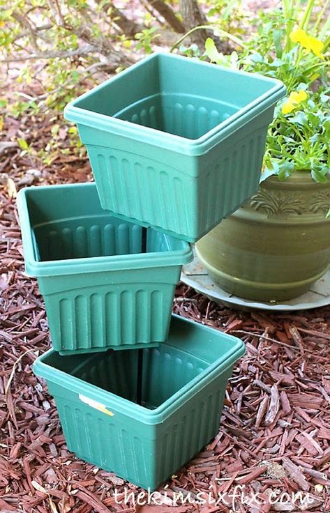 DIY stacked-flower-pots. Flower Pot Tower, Stacked Flower Pots, Stackable Garden, Build A Flower, Stackable Planters, Stacked Pots, Flower Tower, Tower Garden, Flower Pot Crafts