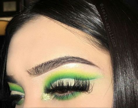 P ➫ @qveendaiisy Eyeliner Powder, Powder Eyeliner, Green Eye Makeup, Green Eyeshadow Look, Christmas Eyeshadow, Make Up Designs, Eyeliner Brands, Rave Makeup, Chic Makeup