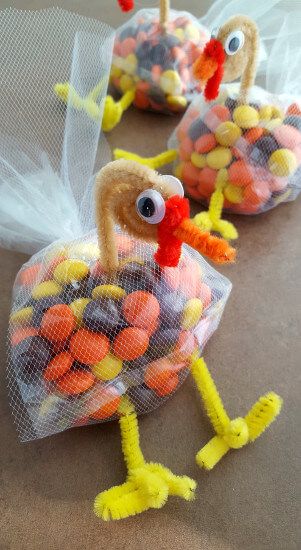 Candy Turkey Treat Bags for Thanksgiving Turkey Treat Bags, Thanksgiving Candy Crafts, Cute Thanksgiving Desserts, Candy Turkeys, Thanksgiving Turkey Treats, Thanksgiving Fruit, Thanksgiving Candy, Thanksgiving Party Favors, Fun Thanksgiving Crafts