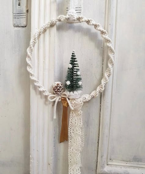 Simple Christmas Wreath Ideas, Macrame Holiday, Simple Christmas Wreath, Diy Christmas Crafts To Sell, Ideas Decoracion Navidad, Christmas Wreath Designs, Macrame Wreath, Unique Wreaths, Christmas Wreath Ideas