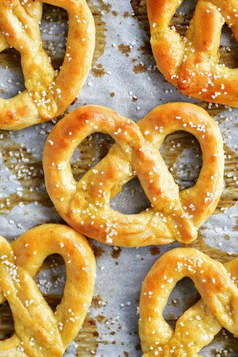 Two Ingredient Dough Soft Pretzels are SO EASY to make! No yeast and no waiting for dough to rise. They are the perfect party appetizers or game day snacks. No Yeast Pretzel Recipe, Pretzels Dip, Two Ingredient Dough, Pretzel Recipes, Pretzel Dough, Pretzel Recipe, Soft Pretzel Recipe, Gunny Sack, Baking Soda Bath