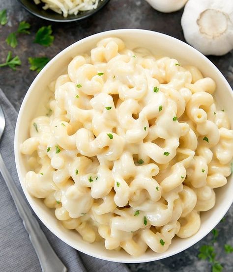 Pasta Alfredo Con Pollo, Creamy Macaroni And Cheese, Mac And Cheese Recipe, Mac N Cheese Recipe, Cheese Flavor, Macaroni Cheese, Warm Food, Garlic Parmesan, Parmesan Cheese