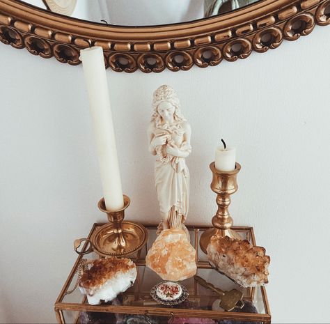 White Witch Altar, Sleep Altar, Hera Altar Ideas, Glamour Magick Altar, Hestia Altar Ideas, Altar Aesthetic Witch, Deity Altar Ideas, Goddess Altar Ideas, Minimal Altar