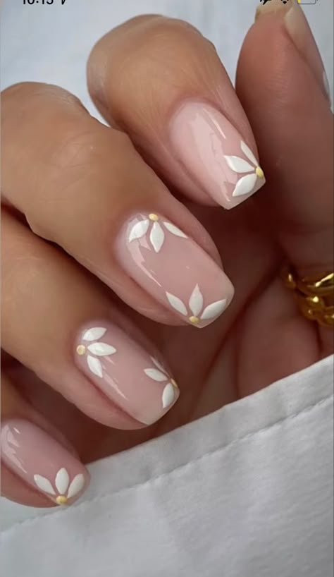 Short Bridal Nails Art Designs, Short Gel Nail Designs Flowers, Flower Nails Elegant, Bridal Nails Colorful, Neutral Floral Nail Designs, Neutral Nails For Prom, Summer Nails Mani And Pedi, Short Neutral Nails With Design, Simple Flowers Nails