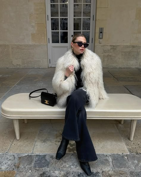 White Faux Fur Coat Outfit, Outfit Nieve, Aspen Outfits, Europe Ootd, Fur Coat Style, Faux Fur Coats Outfit, Looks Paris, Fur Jacket Outfit, White Fur Jacket