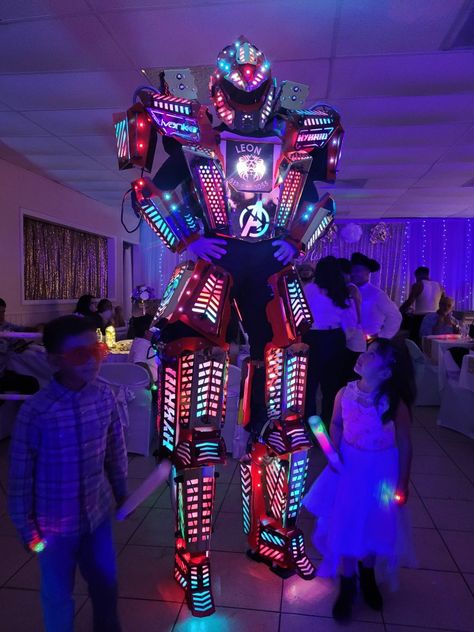 Led Robot Quince, Party Robot Quince, Cyberpunk Party Ideas, Sweet 15 Themes, Led Robot, Quince Themes, Robot Theme, Bar Mitzva, Pink Quince