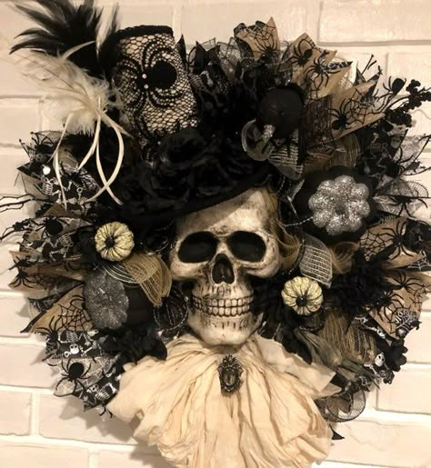 Halloween Wreath Ideas, Halloween Skull Wreath, Scary Halloween Wreath, Halloween Decorations Wreaths, Photo Halloween, Skeleton Wreath, Skull Wreath, Happy Halloween Pictures, Spooky Wreath